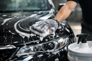 Autolack schonend reinigen - so geht’s