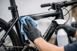 Fahrradrahmen ohne Kratzer reinigen